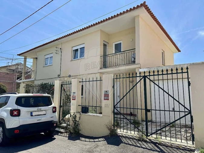 Moradia T4 para Venda em São Domingos de Rana