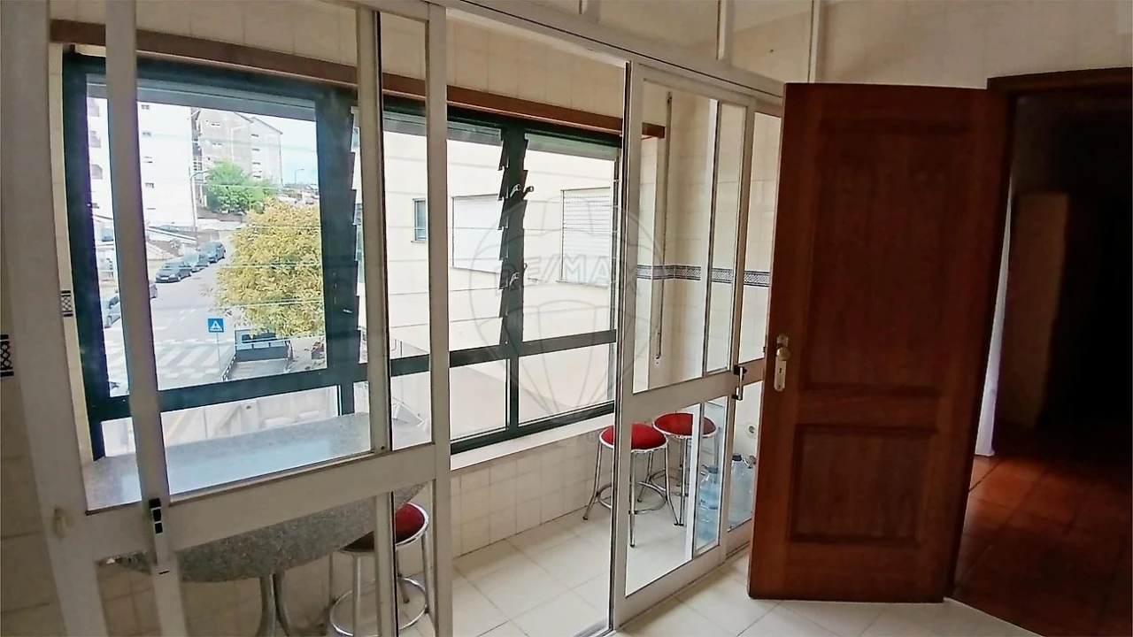 Apartamento T1 para Arrendamento em Eiras e São Paulo de Frades Foto 6