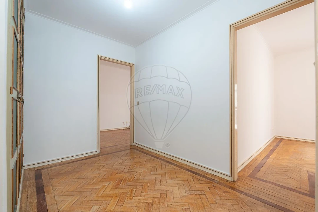 Apartamento T3 para Arrendamento em Santo Antonio dos Olivais Foto 9