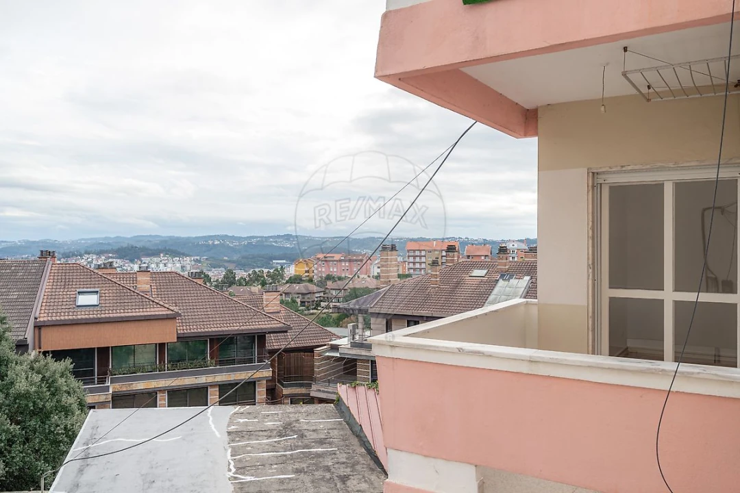 Apartamento T3 para Arrendamento em Santo Antonio dos Olivais Foto 28