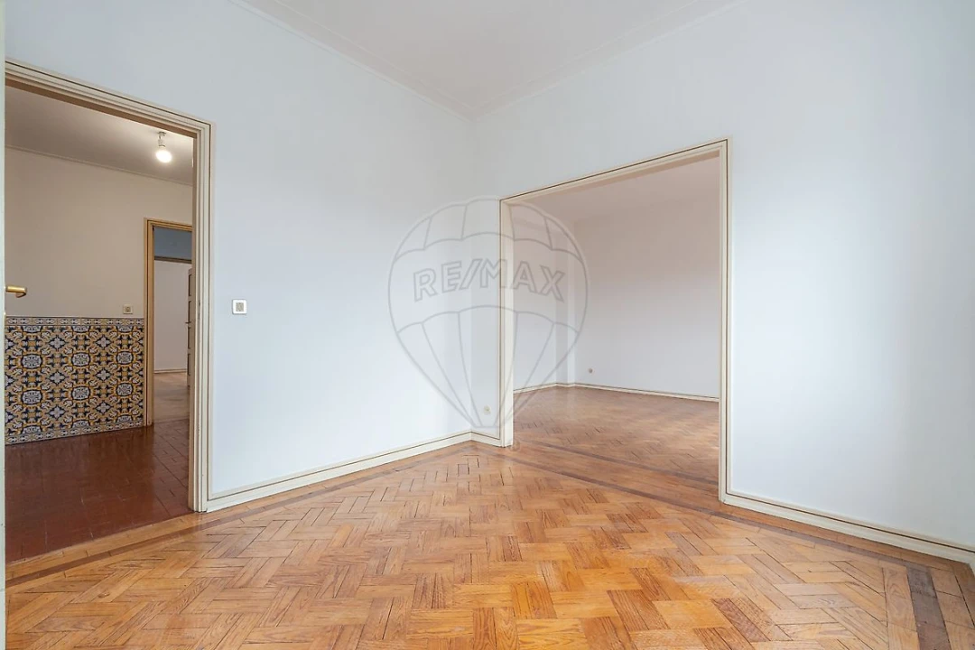 Apartamento T3 para Arrendamento em Santo Antonio dos Olivais Foto 31