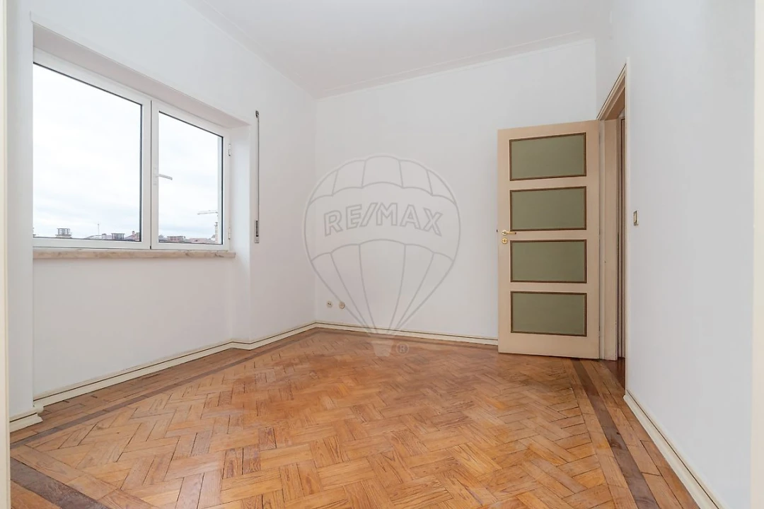 Apartamento T3 para Arrendamento em Santo Antonio dos Olivais Foto 35