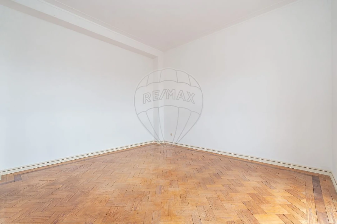 Apartamento T3 para Arrendamento em Santo Antonio dos Olivais Foto 33