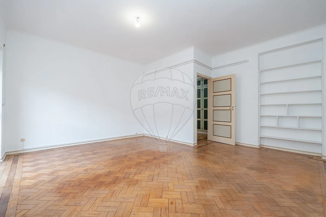 Apartamento T3 para Arrendamento em Santo Antonio dos Olivais Foto 27