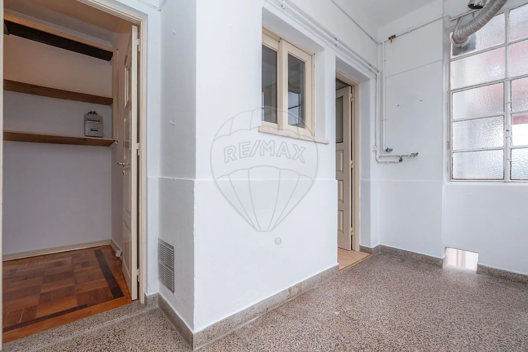 Apartamento T3 para Arrendamento em Santo Antonio dos Olivais Foto 45