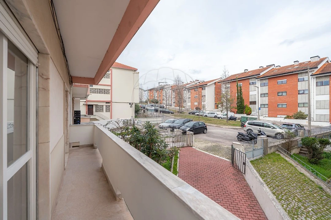 Apartamento T3 para Arrendamento em Santo Antonio dos Olivais Foto 30