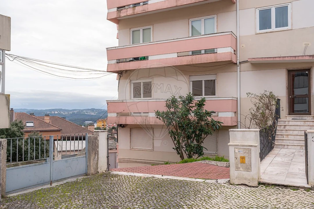 Apartamento T3 para Arrendamento em Santo Antonio dos Olivais Foto 2