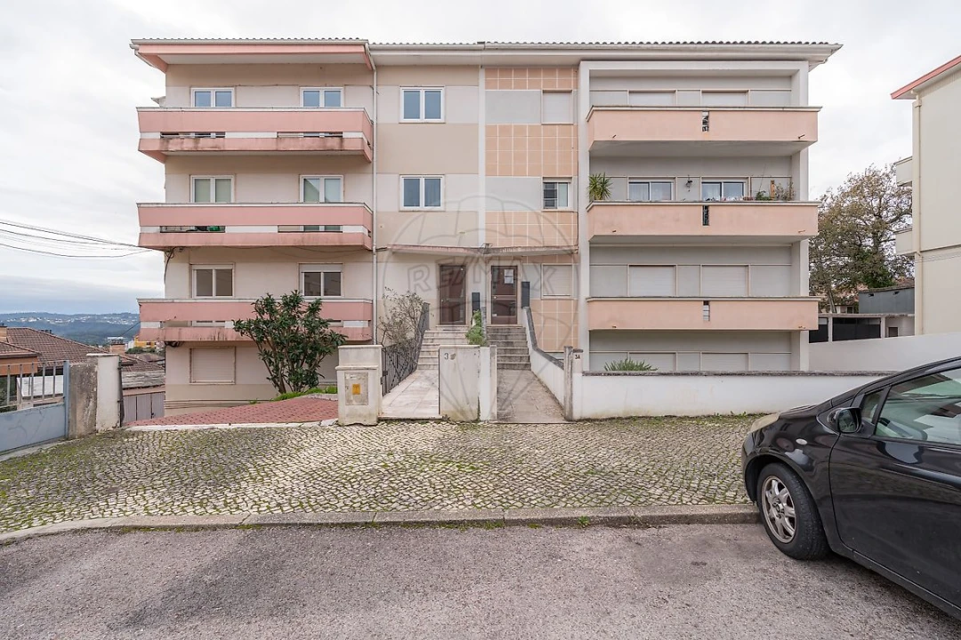 Apartamento T3 para Arrendamento em Santo Antonio dos Olivais Foto 4