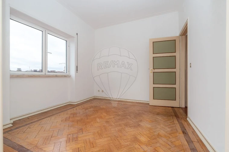 Apartamento T3 para Arrendamento em Santo Antonio dos Olivais Foto 35