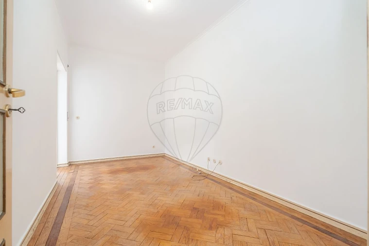 Apartamento T3 para Arrendamento em Santo Antonio dos Olivais Foto 11