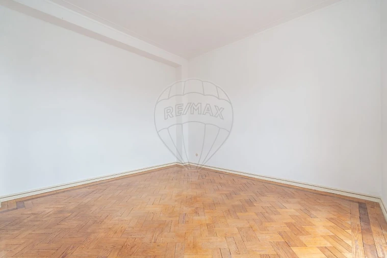 Apartamento T3 para Arrendamento em Santo Antonio dos Olivais Foto 33