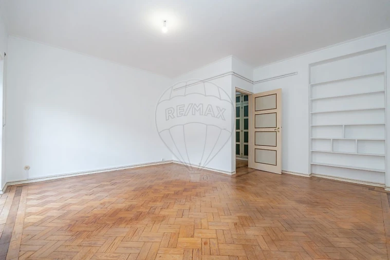 Apartamento T3 para Arrendamento em Santo Antonio dos Olivais Foto 27