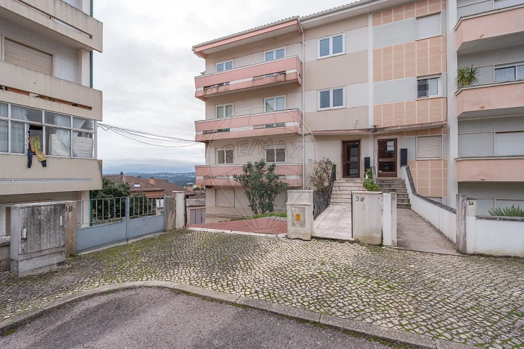 Apartamento T3 para Arrendamento em Santo Antonio dos Olivais Foto 1