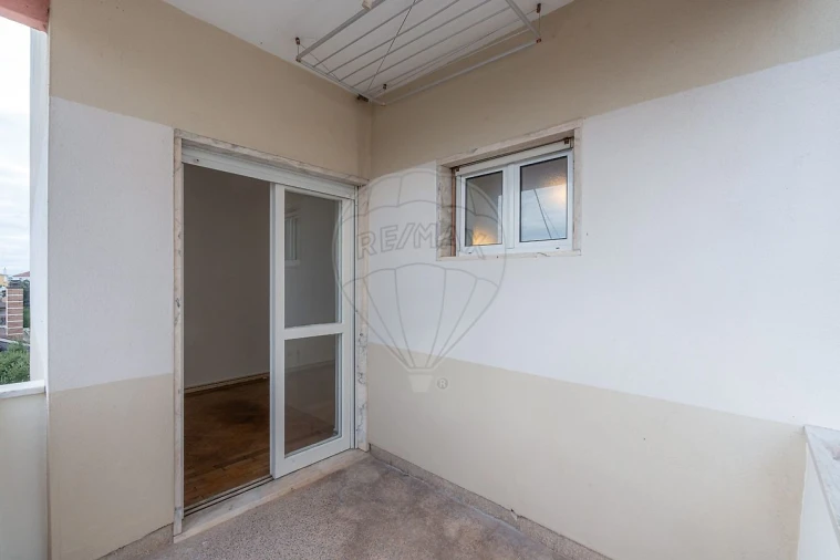Apartamento T3 para Arrendamento em Santo Antonio dos Olivais Foto 17
