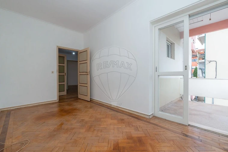 Apartamento T3 para Arrendamento em Santo Antonio dos Olivais Foto 13