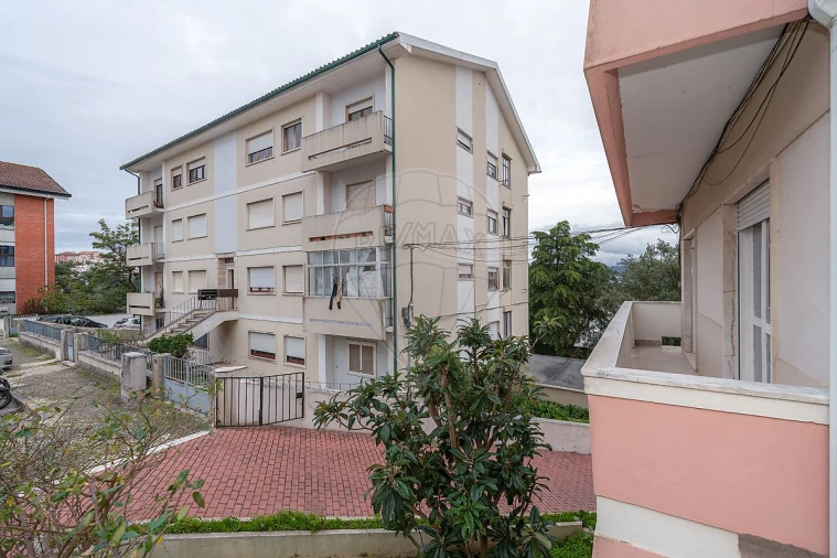 Apartamento T3 para Arrendamento em Santo Antonio dos Olivais Foto 5