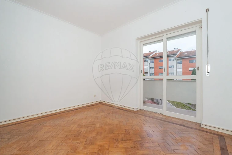 Apartamento T3 para Arrendamento em Santo Antonio dos Olivais Foto 23