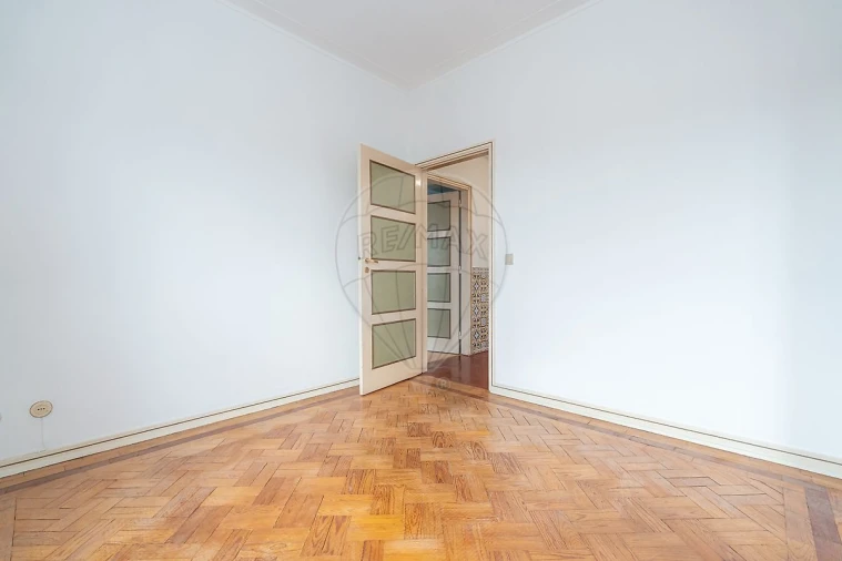 Apartamento T3 para Arrendamento em Santo Antonio dos Olivais Foto 32