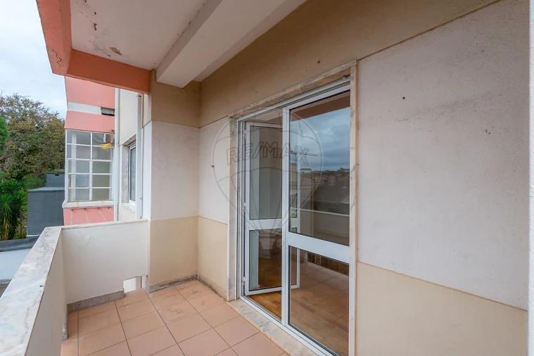Apartamento T3 para Arrendamento em Santo Antonio dos Olivais Foto 40