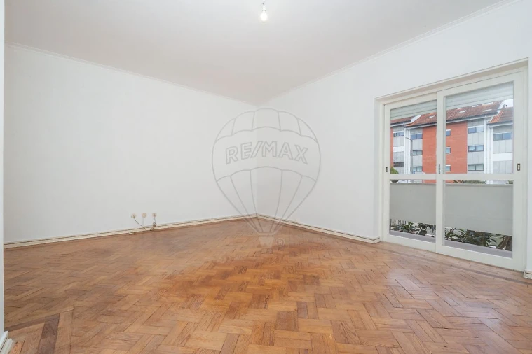 Apartamento T3 para Arrendamento em Santo Antonio dos Olivais Foto 24