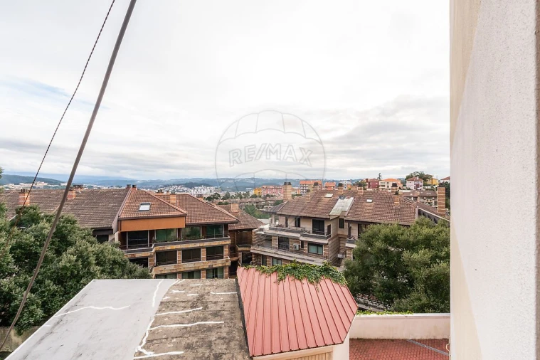 Apartamento T3 para Arrendamento em Santo Antonio dos Olivais Foto 16