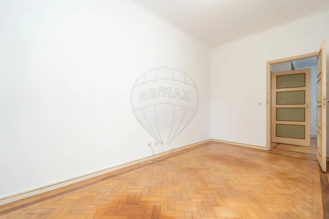 Apartamento T3 para Arrendamento em Santo Antonio dos Olivais Foto 19