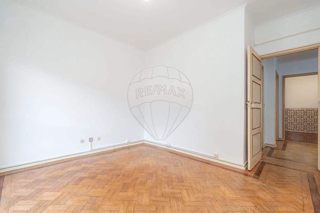 Apartamento T3 para Arrendamento em Santo Antonio dos Olivais Foto 22