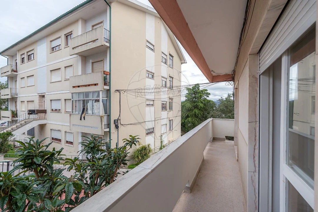 Apartamento T3 para Arrendamento em Santo Antonio dos Olivais Foto 25