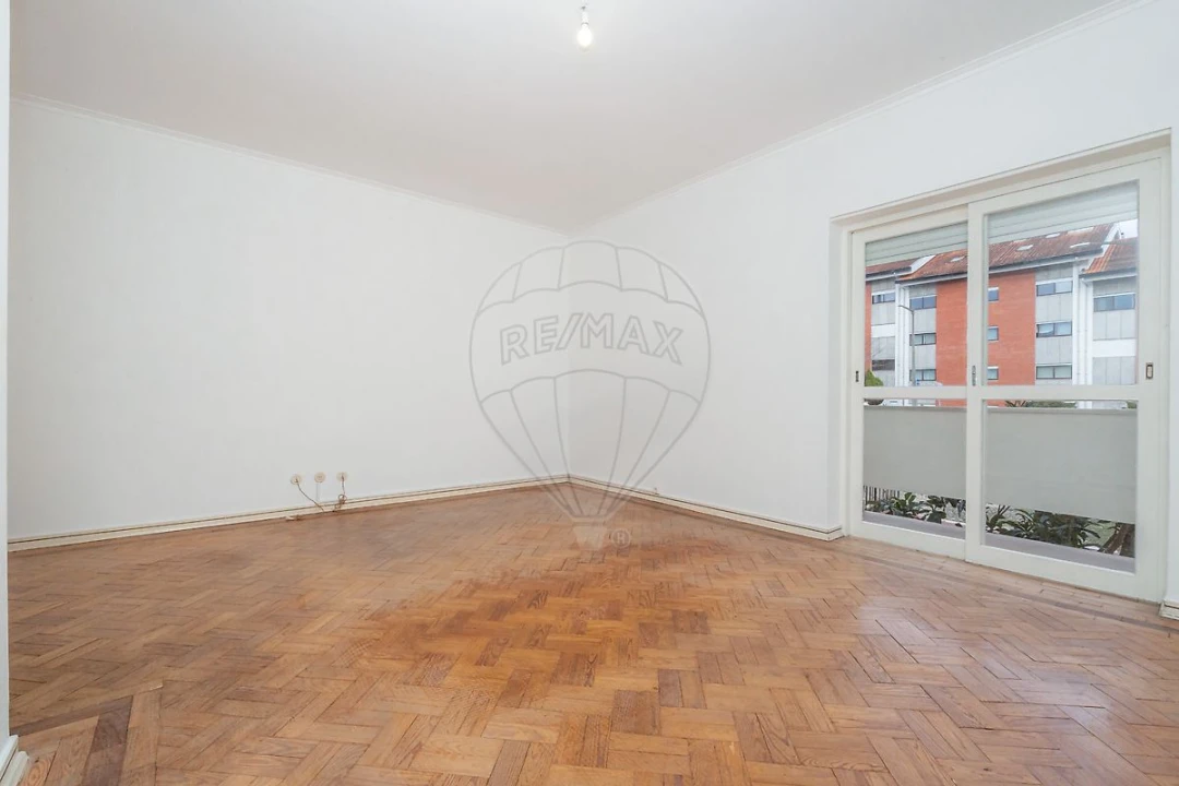 Apartamento T3 para Arrendamento em Santo Antonio dos Olivais Foto 24