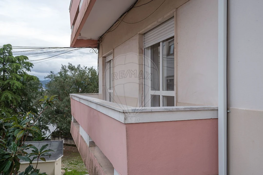 Apartamento T3 para Arrendamento em Santo Antonio dos Olivais Foto 3