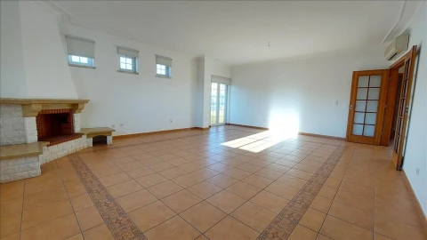 Apartamento T3 para Venda em Agualva e Mira-Sintra