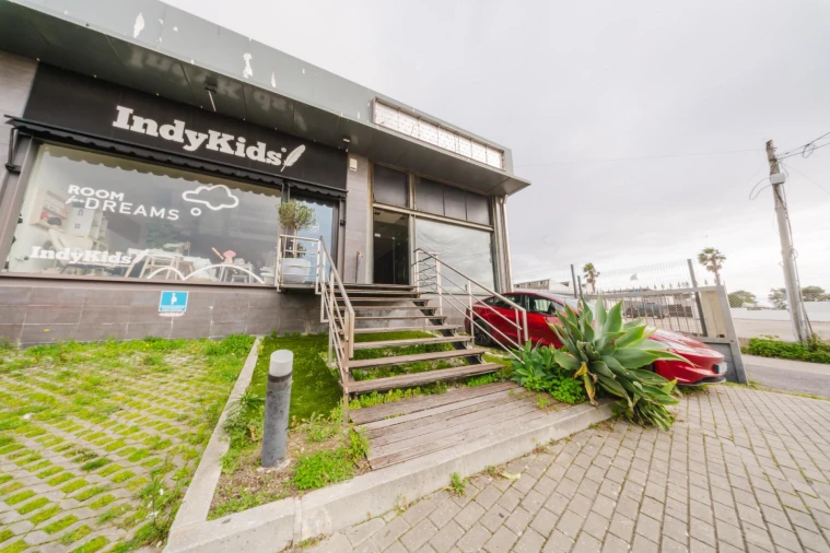 Negócio para Venda em São Domingos de Rana Foto 1