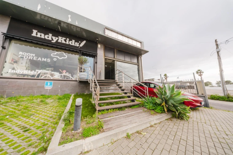 Negócio para Venda em São Domingos de Rana Foto 1