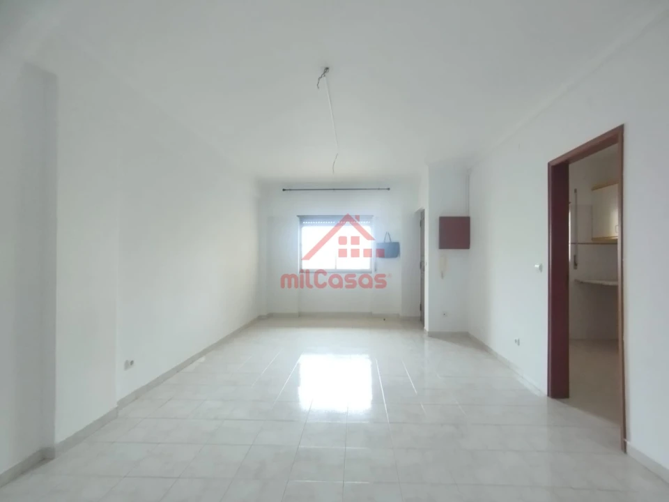 Apartamento T2 para Arrendamento em Santa Maria, São Pedro e Matacães Foto 3