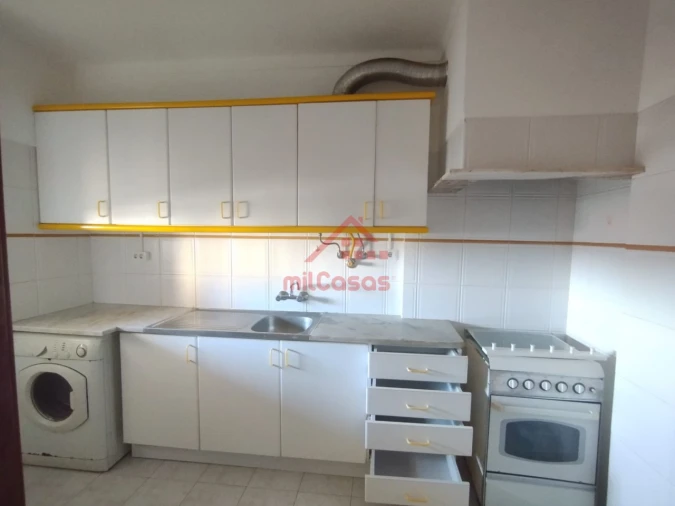 Apartamento T2 para Arrendamento em Santa Maria, São Pedro e Matacães Foto 3