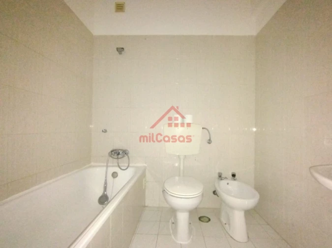 Apartamento T2 para Arrendamento em Santa Maria, São Pedro e Matacães Foto 11