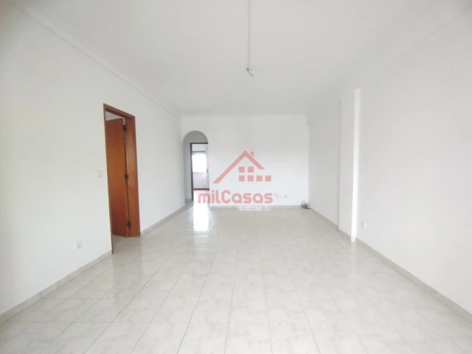 Apartamento T2 para Arrendamento em Santa Maria, São Pedro e Matacães Foto 2