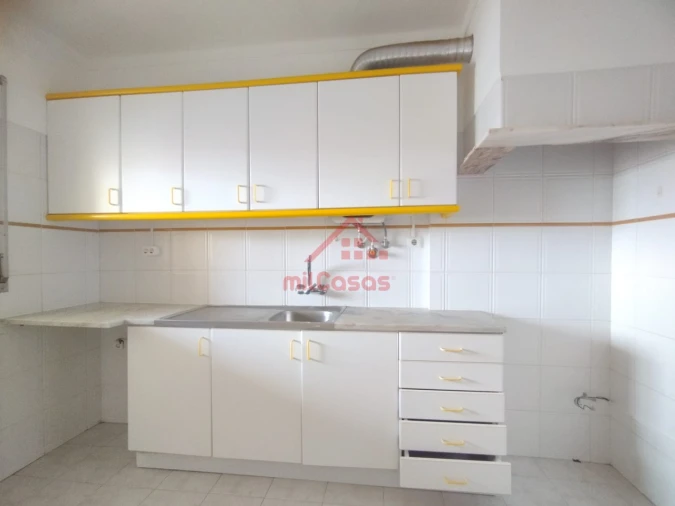 Apartamento T2 para Arrendamento em Santa Maria, São Pedro e Matacães Foto 4