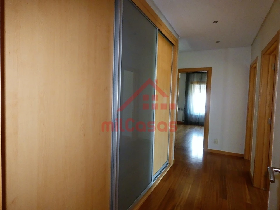 Apartamento T3 para Arrendamento em Santa Maria, São Pedro e Matacães Foto 8