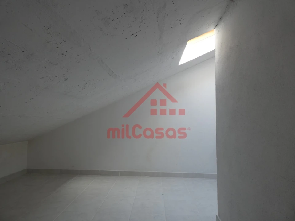 Apartamento T3 para Arrendamento em Santa Maria, São Pedro e Matacães Foto 20