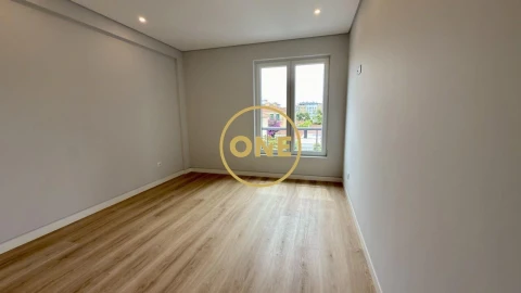 Apartamento T3 para Venda em Carcavelos e Parede