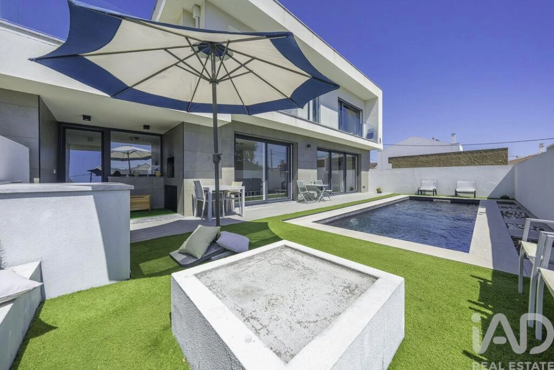 Moradia T4 para Arrendamento em Amora Foto 1