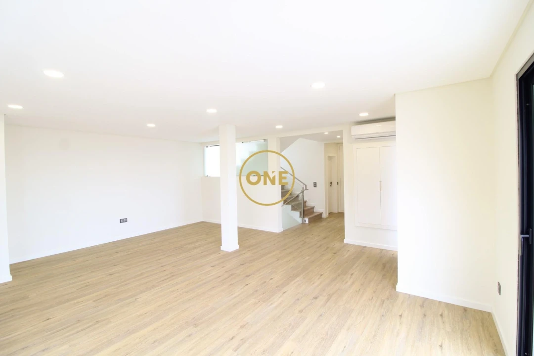 Moradia T3 para Venda em Arco da Calheta Foto 5