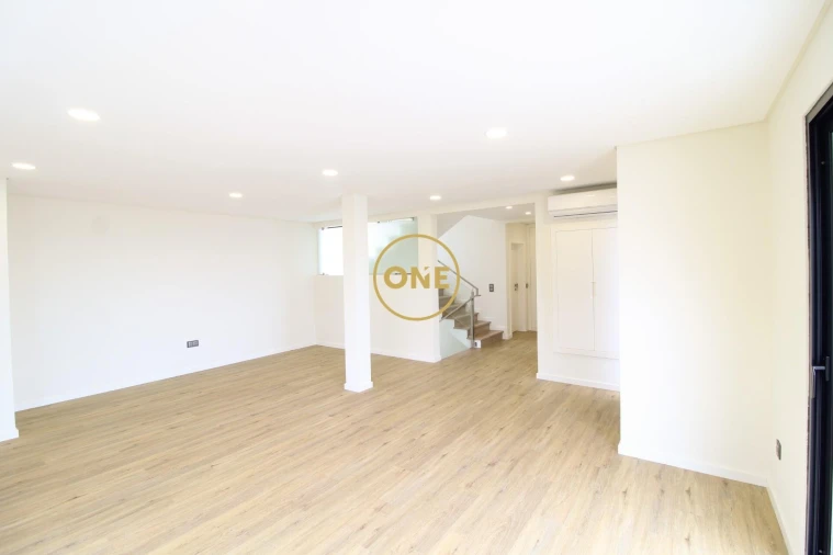 Moradia T3 para Venda em Arco da Calheta Foto 5