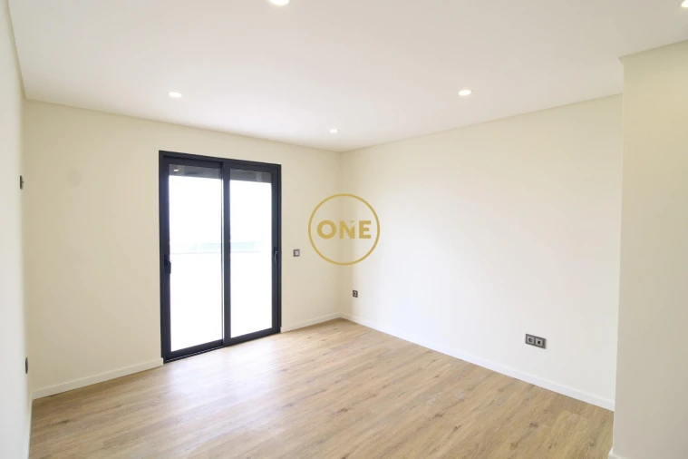 Moradia T3 para Venda em Arco da Calheta Foto 17