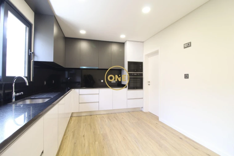 Moradia T3 para Venda em Arco da Calheta Foto 9