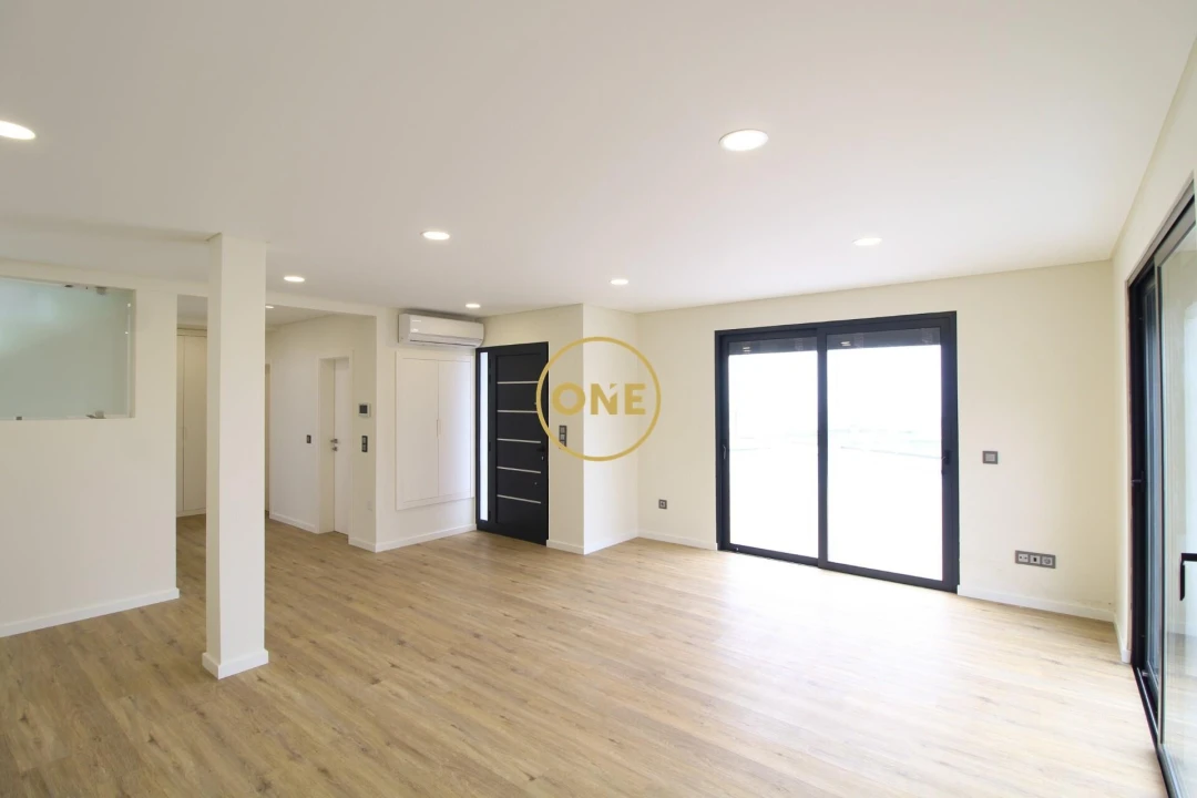 Moradia T3 para Venda em Arco da Calheta Foto 4