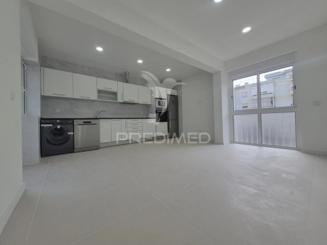 Apartamento T2 para Venda em Laranjeiro e Feijó Foto 1