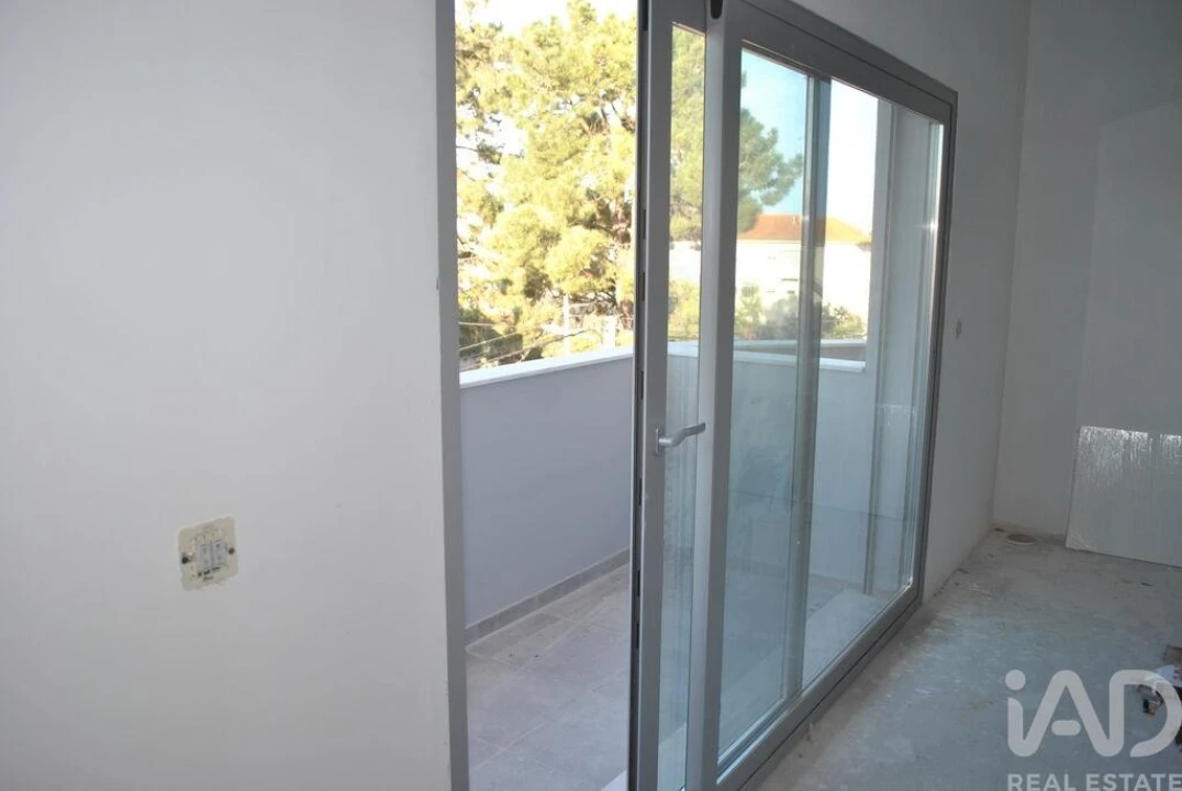 Apartamento T2 para Venda em Quinta do Conde Foto 3