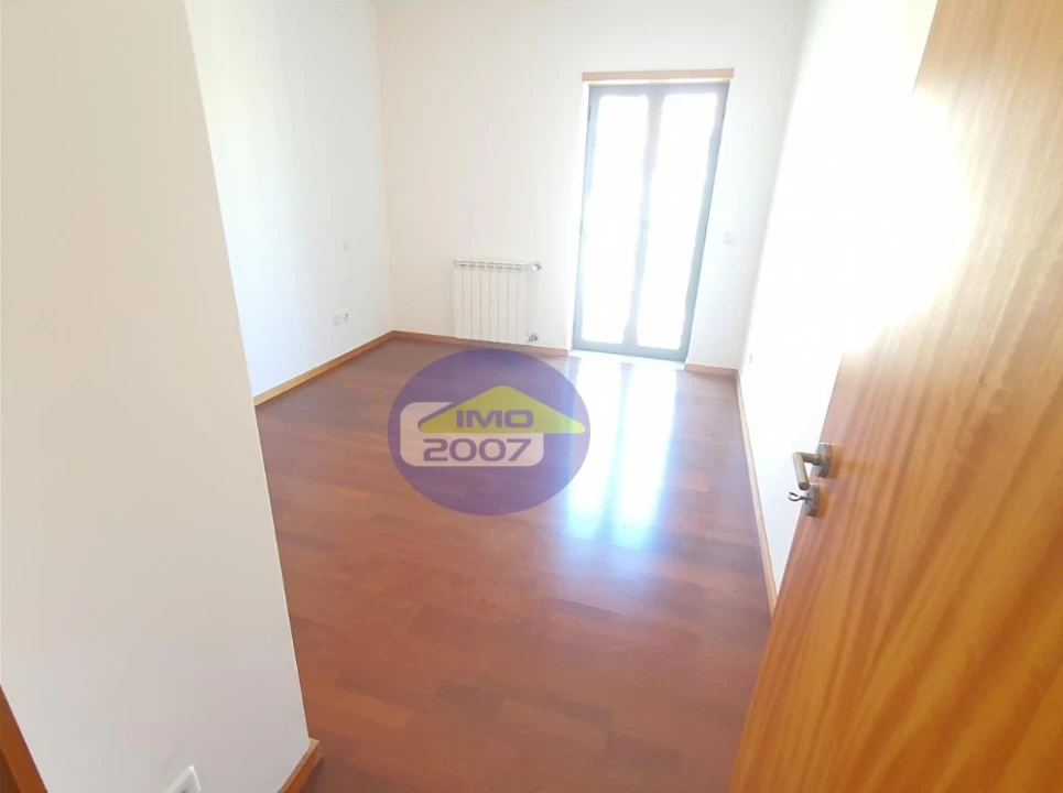 Apartamento T4 para Venda em Oliveira do Douro Foto 16